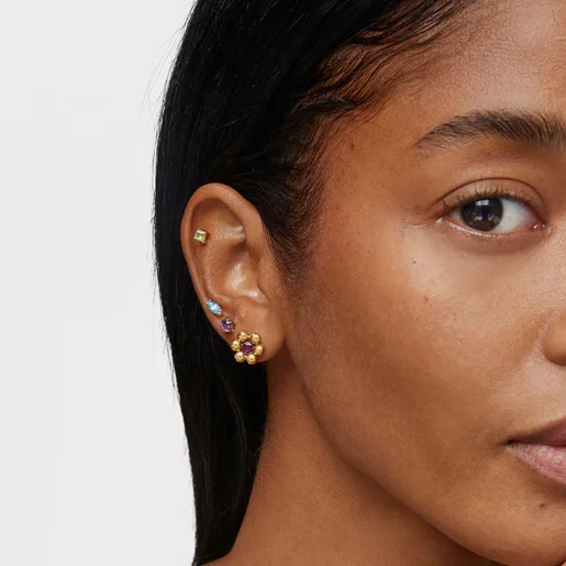 Modelo con collar con aretes cortos flor con baño de oro 18 kt