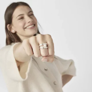 Anillo TOUS Straight de plata de primera ley con dos tiras de osos y perla cultivada de agua dulce