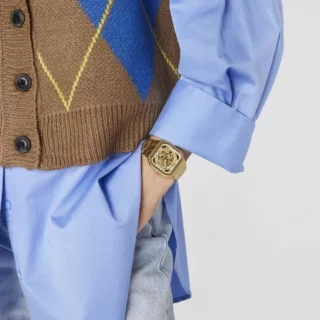 Reloj analógico automático TOUS D-Bear con brazalete de acero IP dorado y engranaje visible de acero con la silueta de un oso en la parte frontal