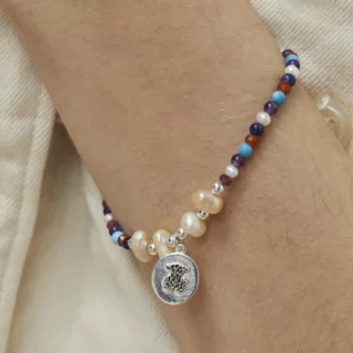 Pulseira elástica TOUS Ocean Color em prata de primeira lei com camafeu de urso em textura coral, lápis-lazúli, cornalina, magnesite tingida, ametista, rubi tratado e pérolas de água doce cultivadas em forma barroca
