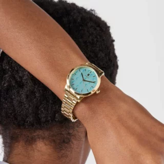 Relógio analógico envidraçado em aço IP dourado com mostrador turquesa