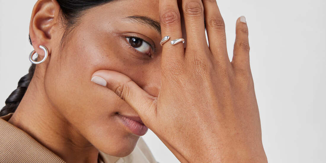 mujer con anillo de plata en el dedo índice