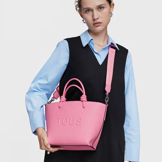 Modelo com tote bag pequena rosa tous