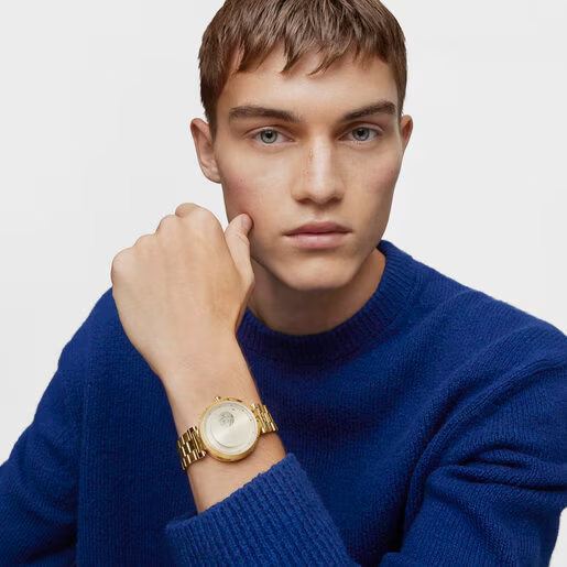 Modelo con reloj analogico con brazalete de acero dorado