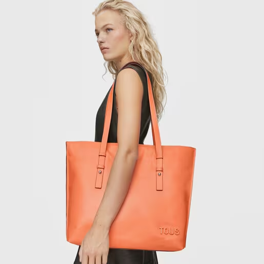 Modelo con Shopper grande de piel naranja TOUS Candy