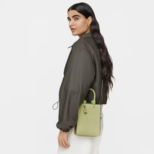 Modelo con Mini bolsa Pop verde TOUS La Rue New