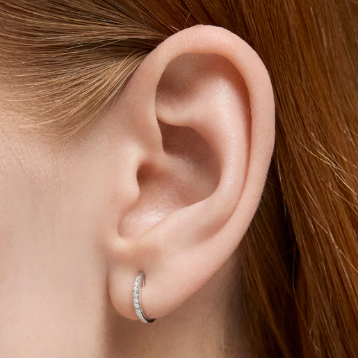 Model with Les Classiques short Hoop single earring in white gold with diamonds