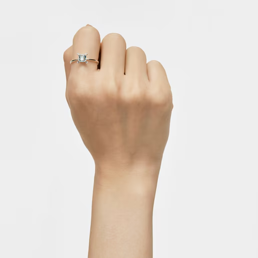 Modelo con Anillo de plata y topacio Color Pills