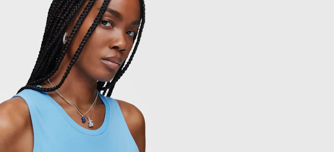 modelo con colgante de oso tous