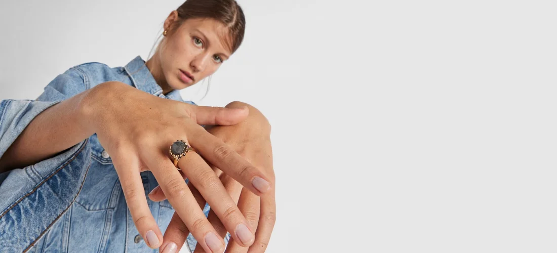 modelo con anillo grande