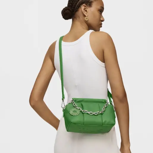 Modelo con Bandolera verde pequeña TOUS