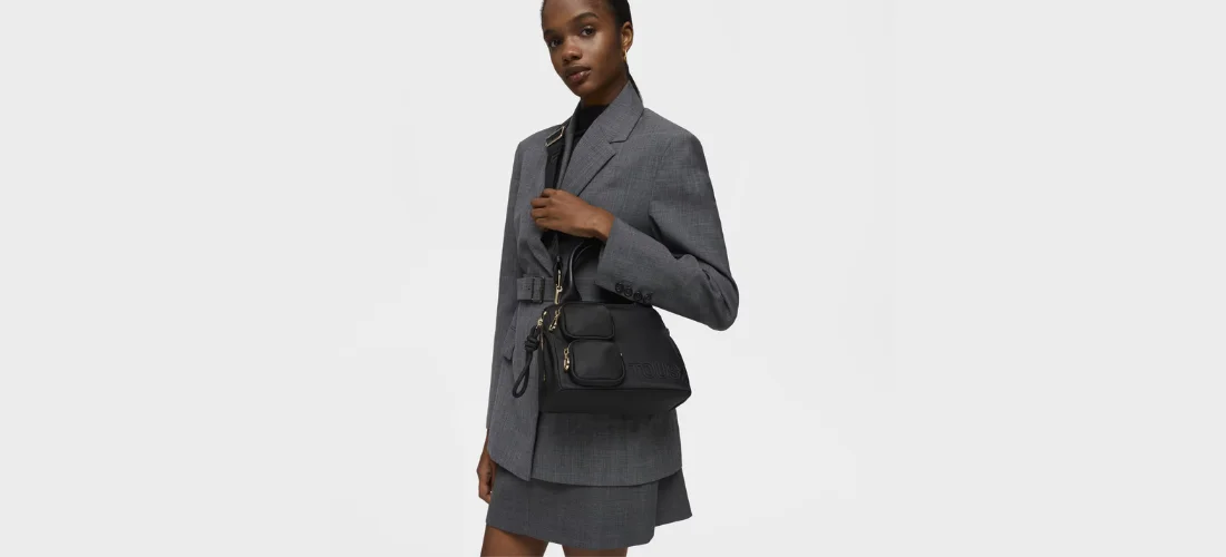 modelo con bandolera negra