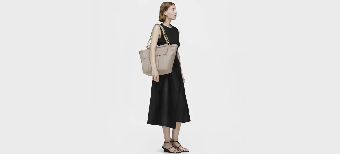 modelo con capazo colgado al hombro