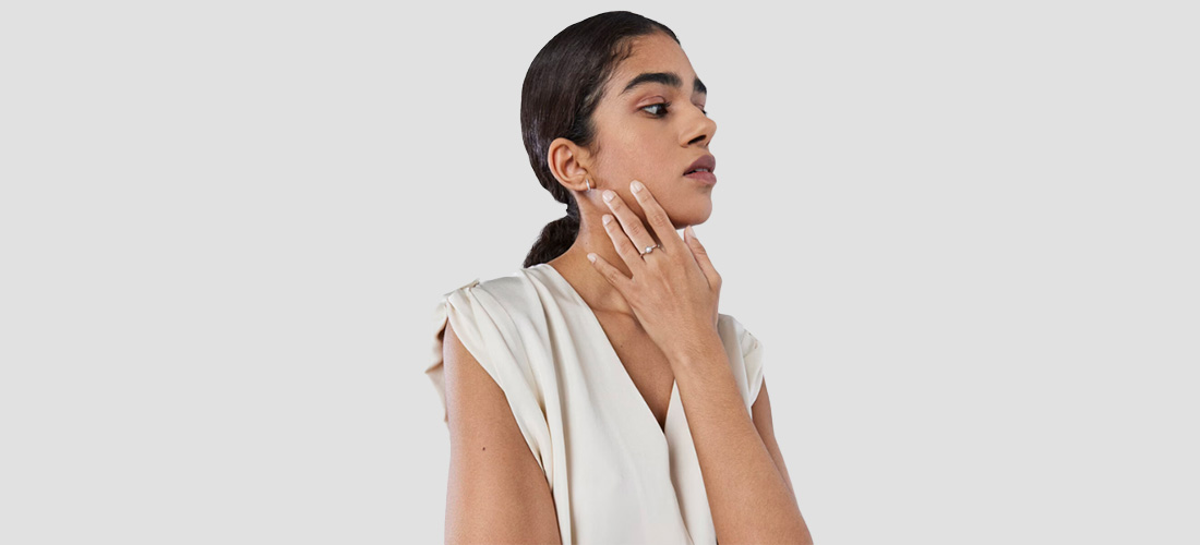 modelo com anel e brincos com zircónias