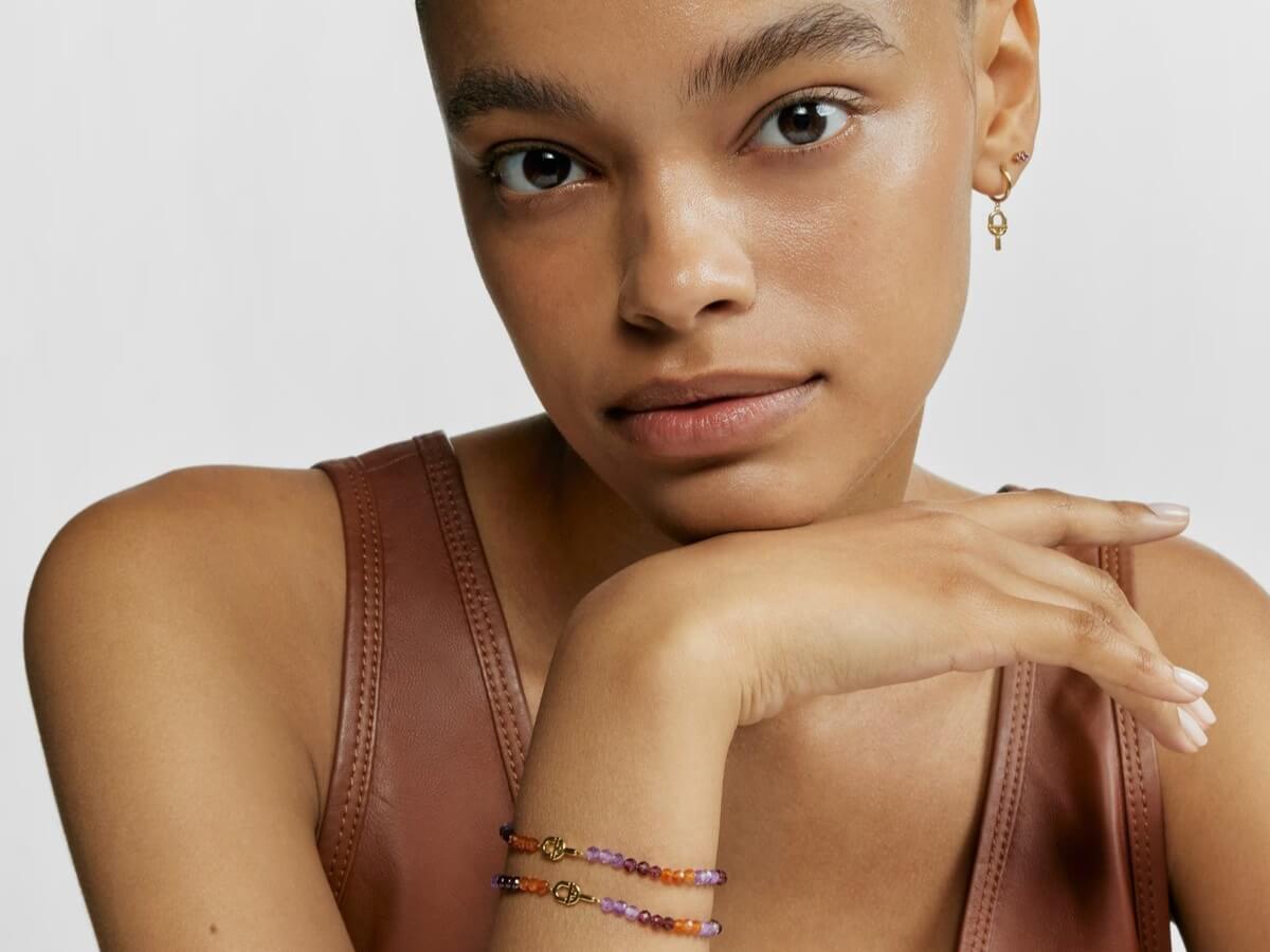 Kilka bransoletek na ręce