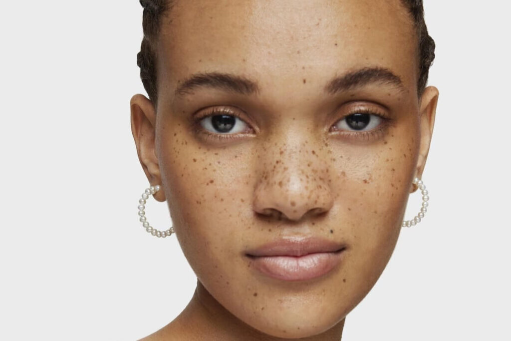 Kobieta w kolczykach w kształcie koła, z perłami