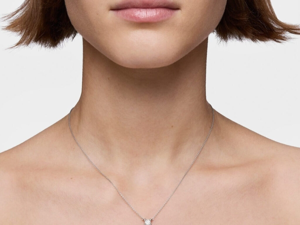 Kobieta w naszyjniku