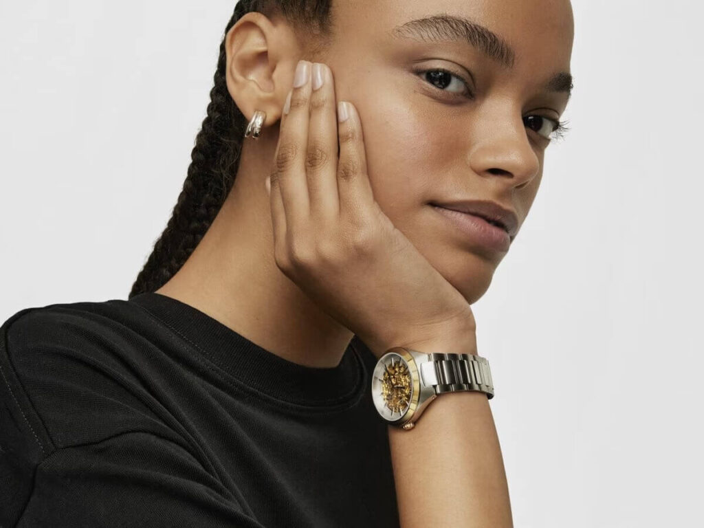 Złoto-srebtny zegarek TOUS Kobieta ze złoto-srebtnym zegarkiem TOUS na ręce