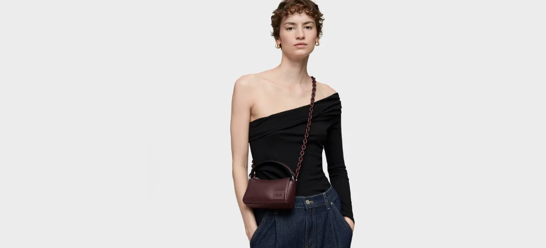 modelo con mini bolso cruzado burdeos