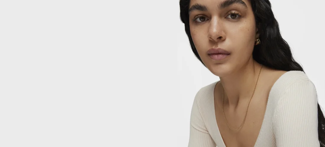 primer plano de modelo con pendientes pequeños