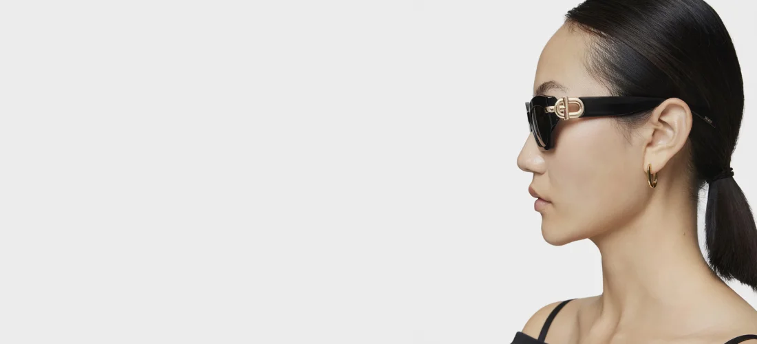 primer plano de modelo de perfil con gafas de sol