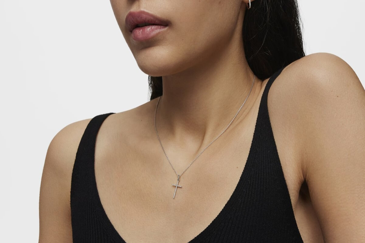 Osoba ze srebrnym naszyjnikiem z krzyżykiem Osoba ze srebrnym naszyjnikiem z krzyżykiem