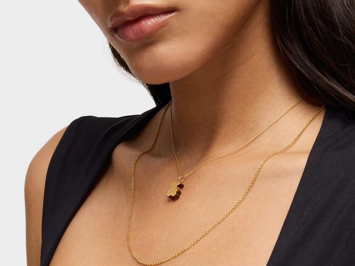 Kobeta ze złotymi naszyjnikami TOUS na szyi - złoty naszyjnik z misiem i złoty łańcuszek