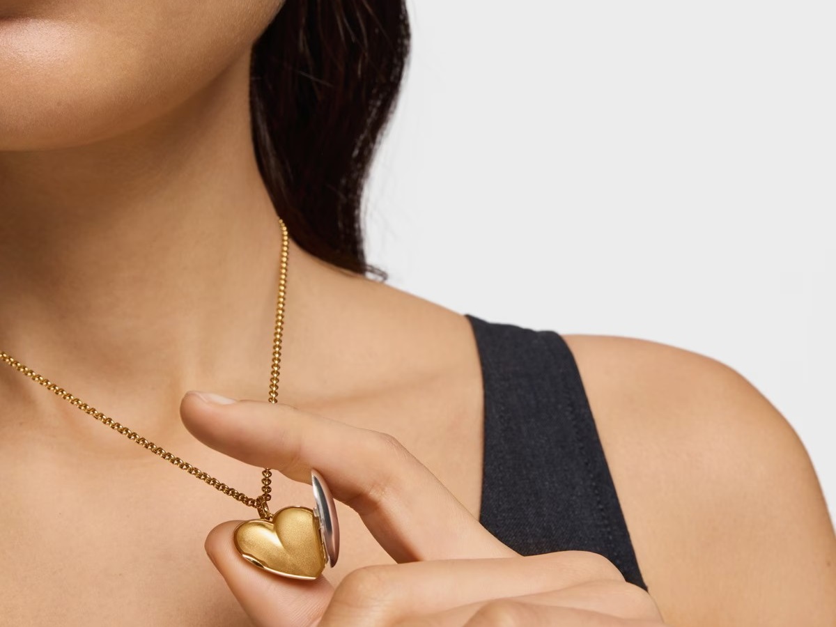 Kobieta z pozłacanym naszyjnikiem TOUS na szyi, naszyjnik z zawieszką w kształcie serca