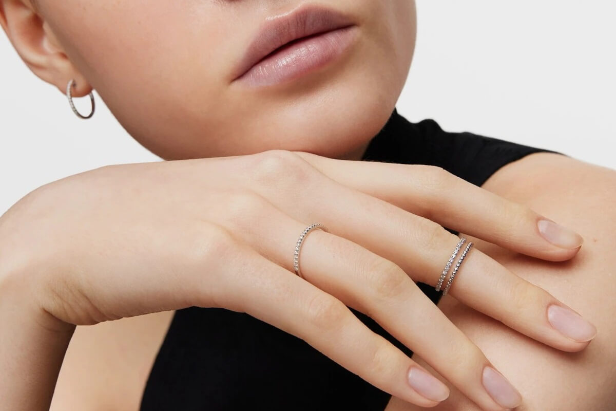 Srebrne obrączki z kamieniami na dłoni kobiety