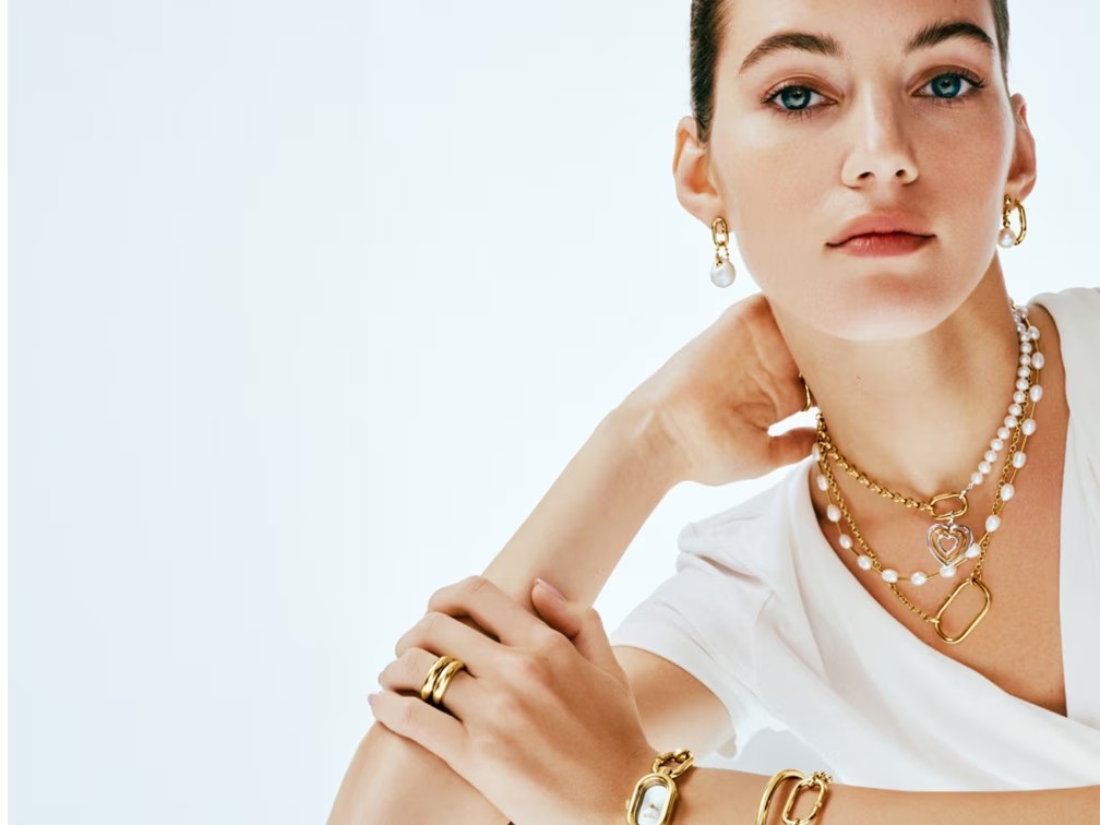 Kobieta ze złotą biżuterią - złote kolczyki, naszyjniki i bransoletki