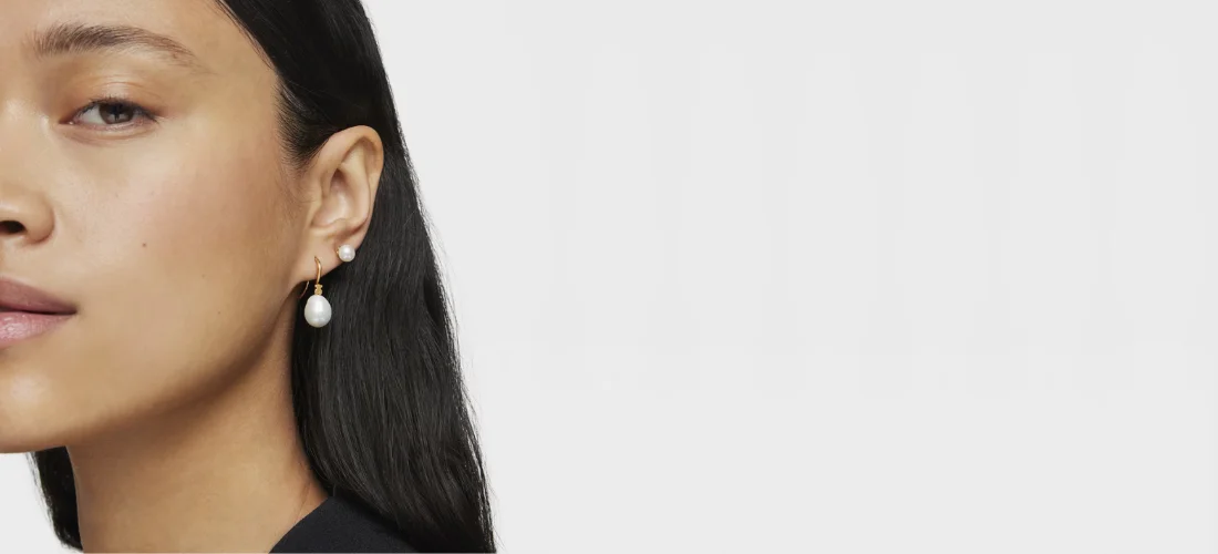 modelo con pendientes de perlas