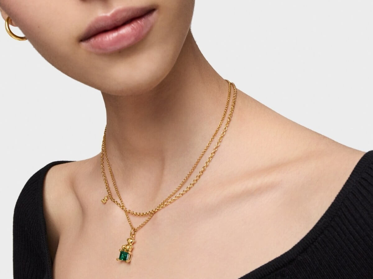 Mały wisiorek Bold Bear LGG ze srebra pokrytego złotem 18-karatowym z motywem misia z laboratoryjnie hodowanym zielonym szmaragdem