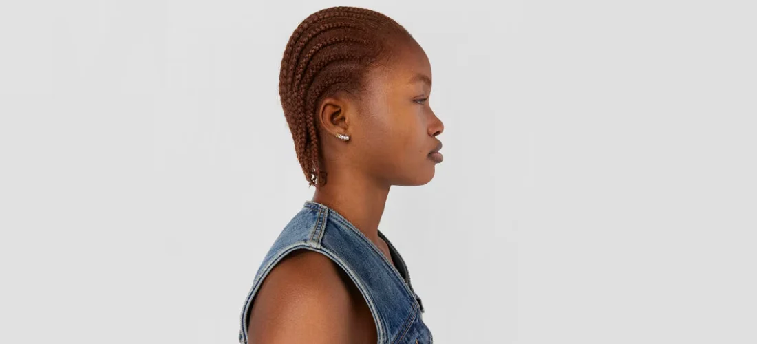modelo de perfil con pendientes de boton