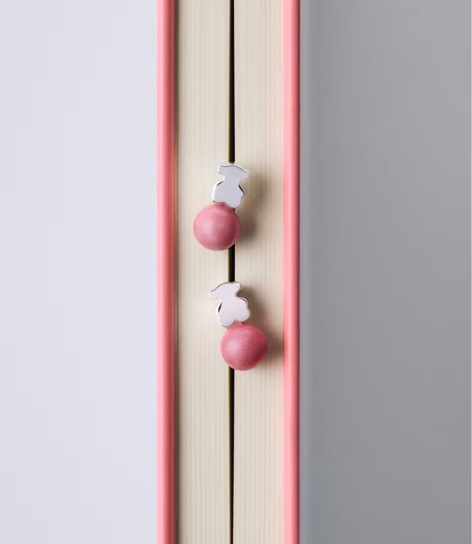 Kolczyki ze srebra z rodonitem Icon Mesh wyeksponowane w książce na białym tle