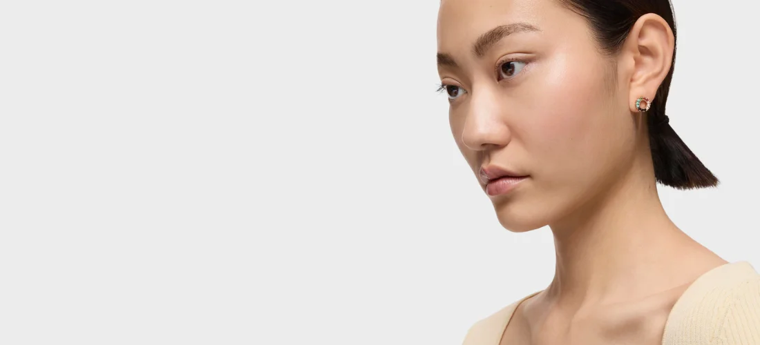 modelo com brincos banhados a ouro rosa