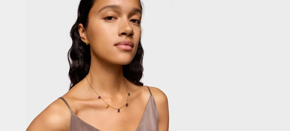 modelo con collar de gemas colores