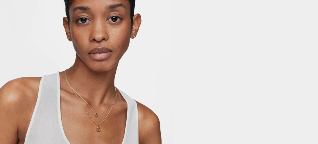 modelo con collar fino tous