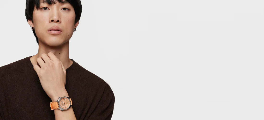 modelo con reloj de goma naranja