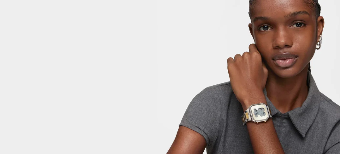 modelo con reloj digital