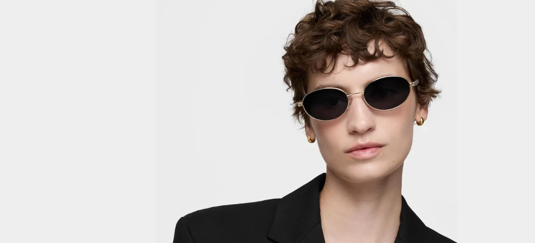 mujer con gafas de sol