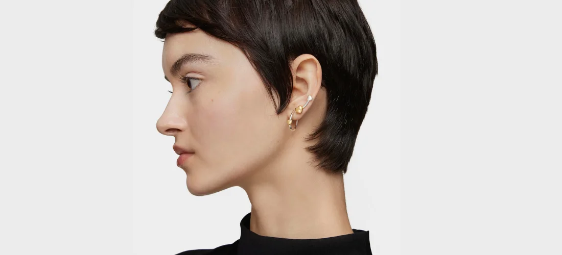 primer plano de chica con pelo corto y pendiente trepador