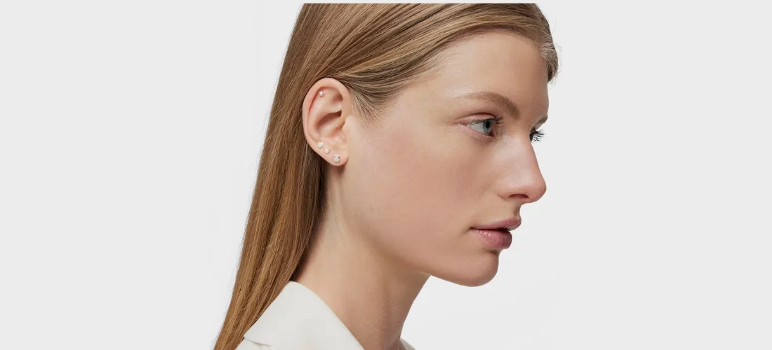 primer plano de modelo con pendientes pequeños