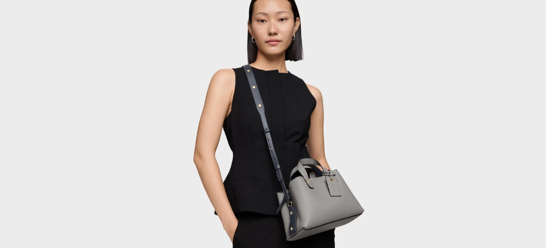 Chica con bolso pequeño gris de Tous