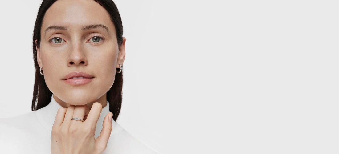 Chica con Anillo solitario de platino con diamante talla brillante