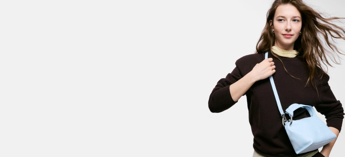 Chica con Bandolera de piel azul cielo TOUS