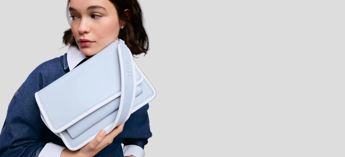 Chica con Bolso Bandolera de TOUS azul grisaceo Audree Pipings