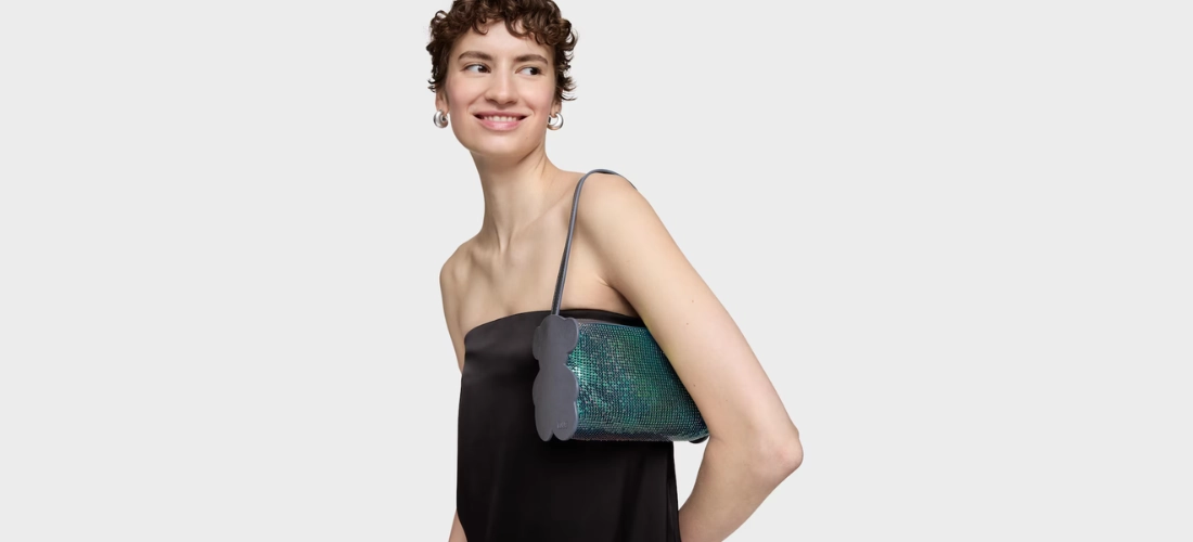 Chica con Bolso de hombro azul oscuro TOUS