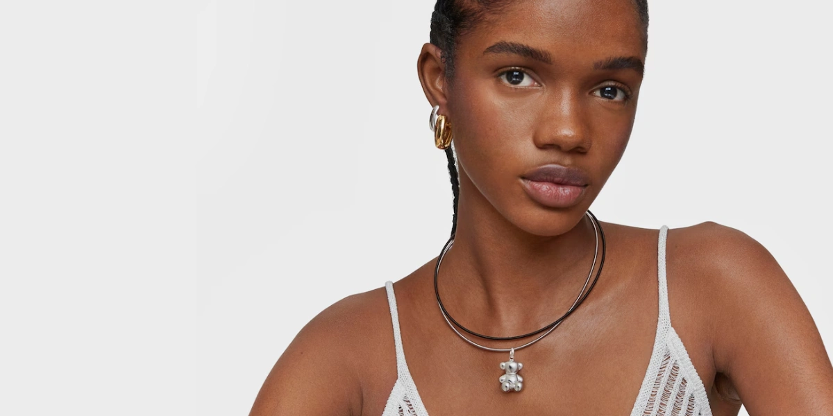 Cómo crear un look de fiesta con collares llamativos