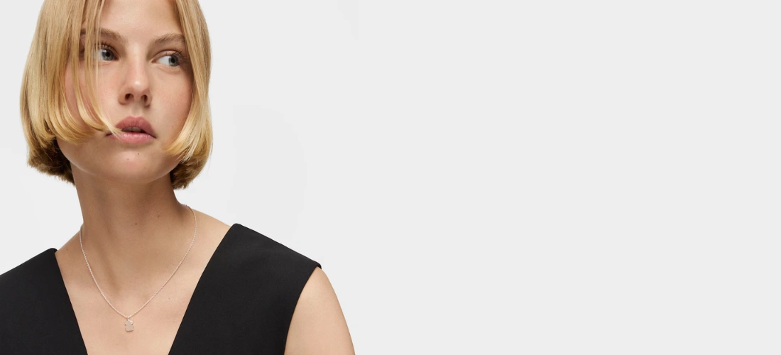 Chica con Collar de plata con quars New Color