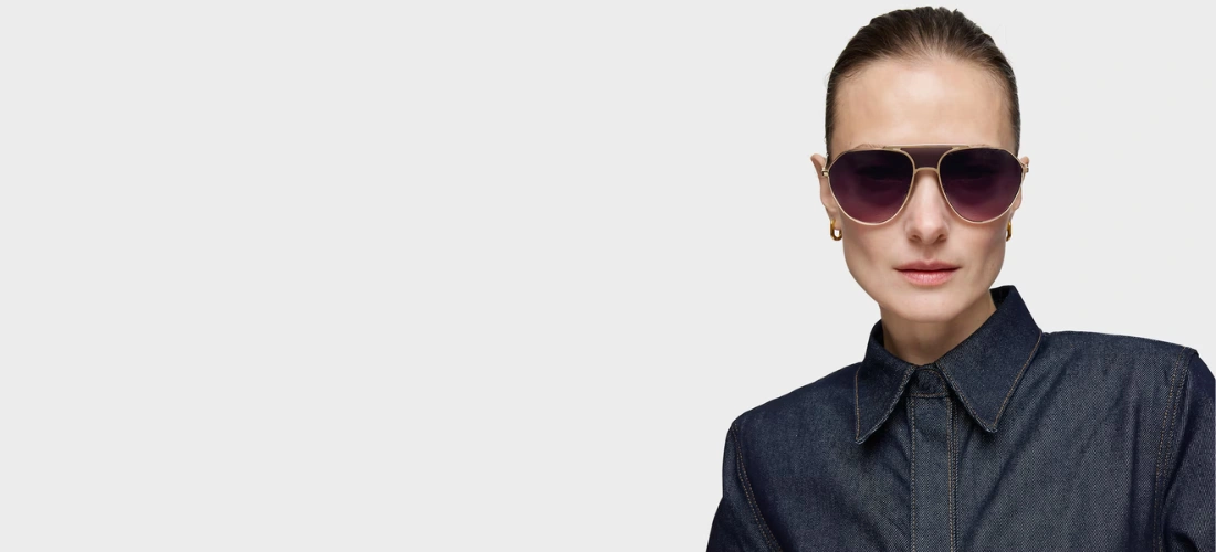 Chica con Lentes de sol dorado rosa TOUS Pilot